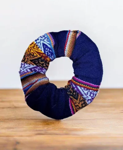 Alternative view of peruvian hair tie